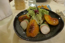 Salad of peach and blue cheese