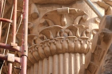 Mixed capital showing greek roman feature