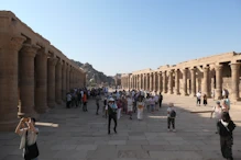 More crowds in forecourt