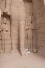 Nefatari's Temple exterior children at foot