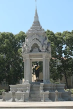 Memorial to Queen founder of Phnom Penh