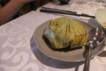 Presentation of fried rice in leaves
