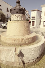Fountain with bas relief band