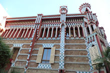 Casa Vicens side entry