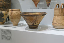Pottery vessel with fond motif