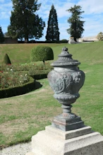 Metal urn