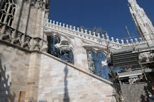 A non structural flying buttress
