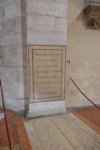 The sundial that at solar midday gives the date