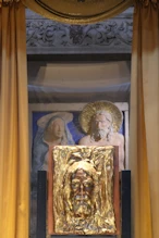 Gilded head in front of chapel