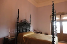 King's bed with lots of turned wood