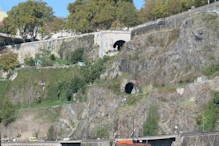 Tunnels alond bank
