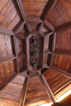 Wooden ceiling with boss