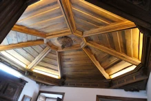 Wooden ceiling with boss