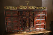 Desk with lockable draws