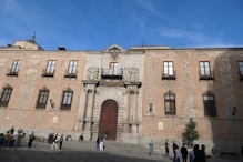 A building opposite the cathedral
