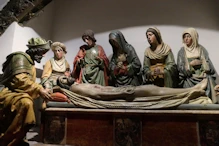 The crypt &ndash; painting of Christ's burial