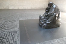 Statue in Neue Wache memorial