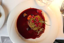 Veal filet with pistachio crust and fruit sauce