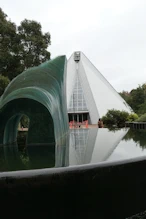 Botanic Gardens greenhouse and fountain